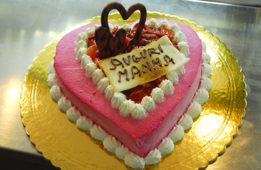 Torta decorata con frutta e panna